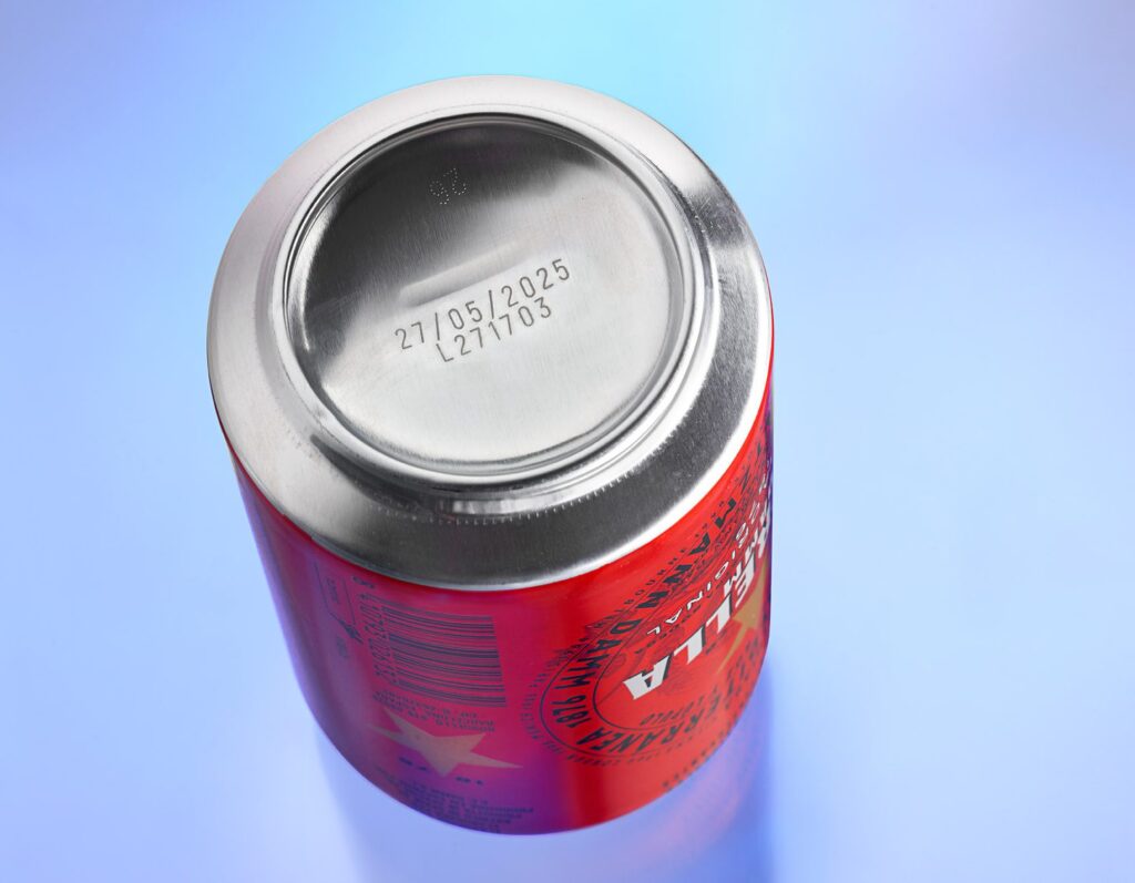 High-quality laser coding on aluminum beverage cans for traceability and compliance.